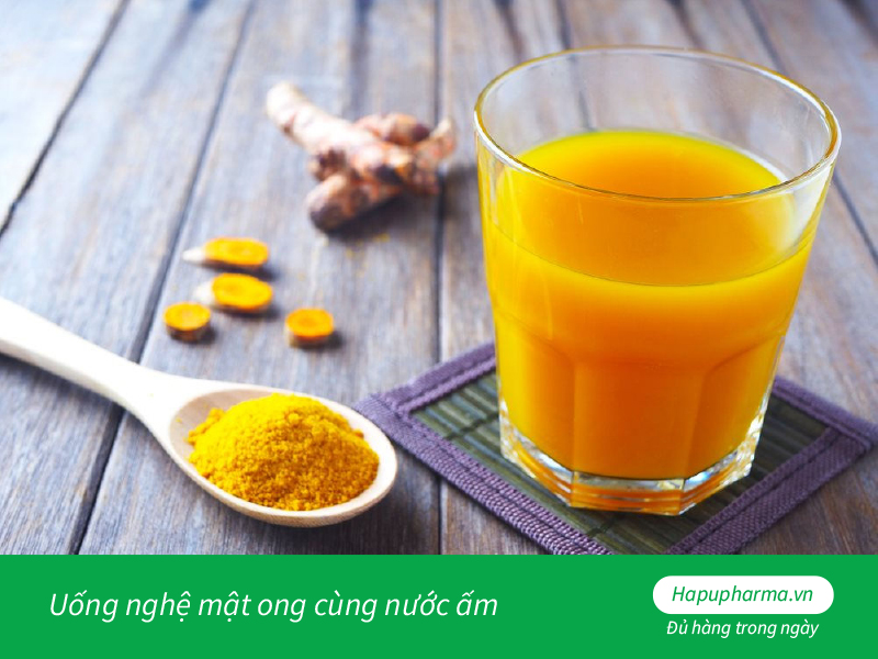 Uống nghệ mật ong cùng nước ấm