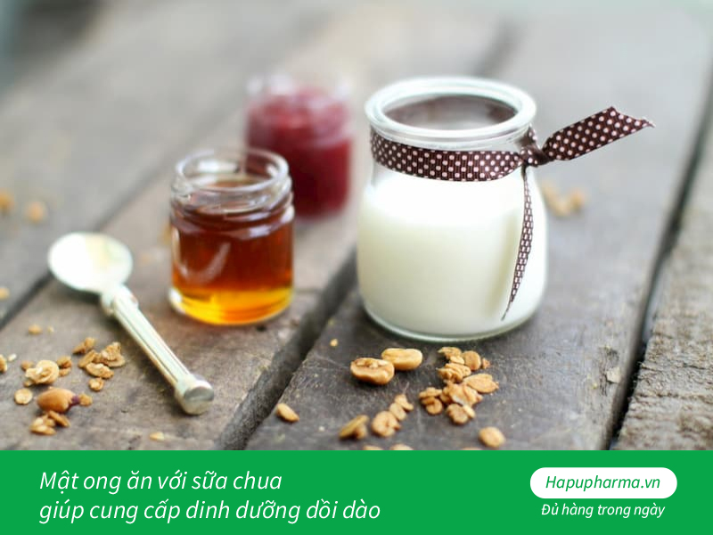 Mật ong ăn với sữa chua giúp cung cấp dinh dưỡng dồi dào