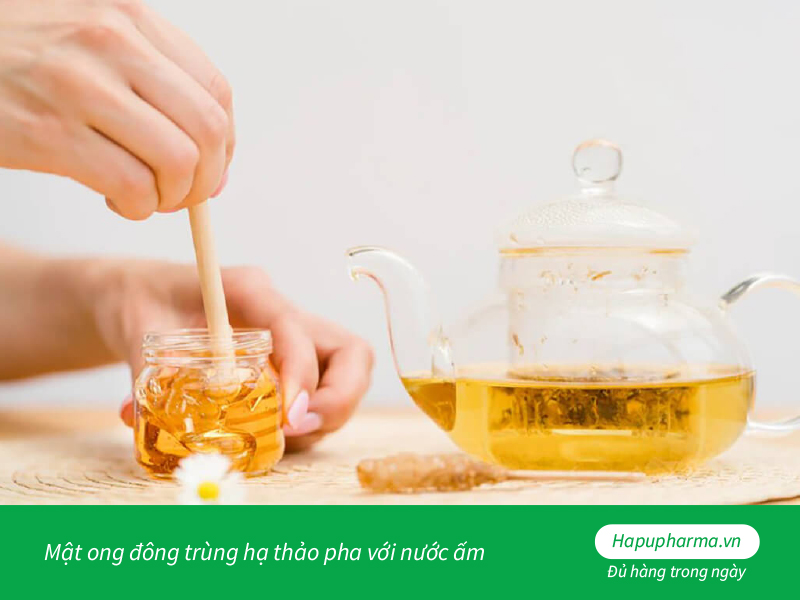 Mật ong đông trùng hạ thảo pha với nước ấm