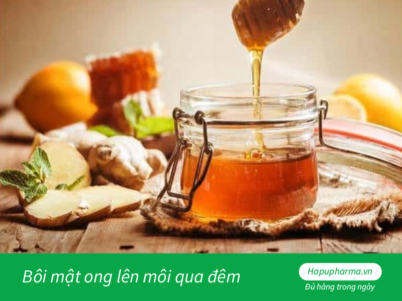 Bôi mật ong lên môi qua đêm