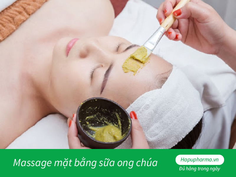 Massage mặt bằng sữa ong chúa